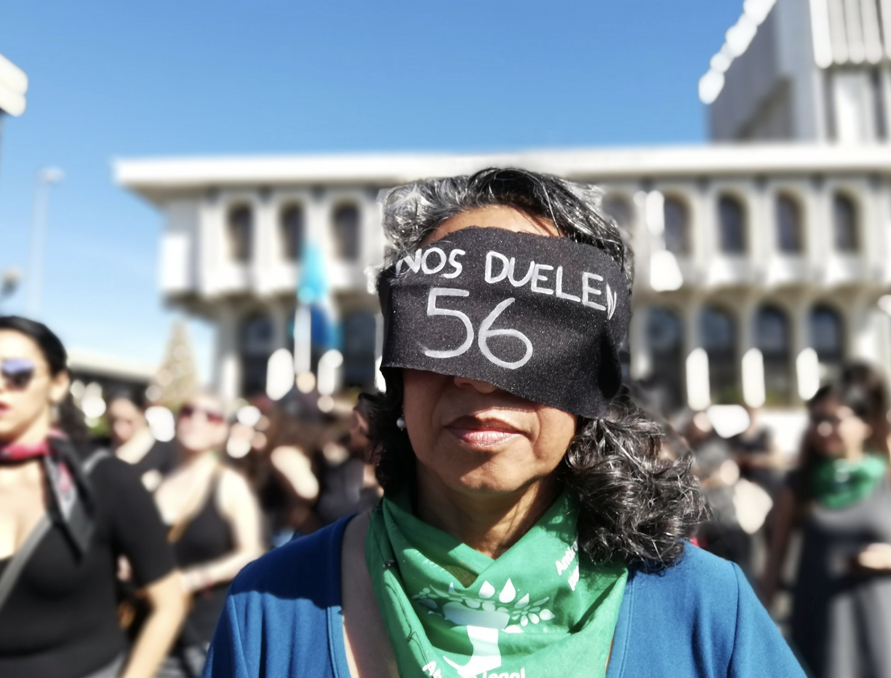 Mujer protesta frente al Palacio de Justicia