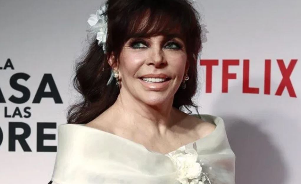 La actriz mexicana Verónica Castro posa durante la alfombra roja de la presentación de la nueva serie de Netflix "La Casa de las Flores" (Foto Prensa Libre: EFE).