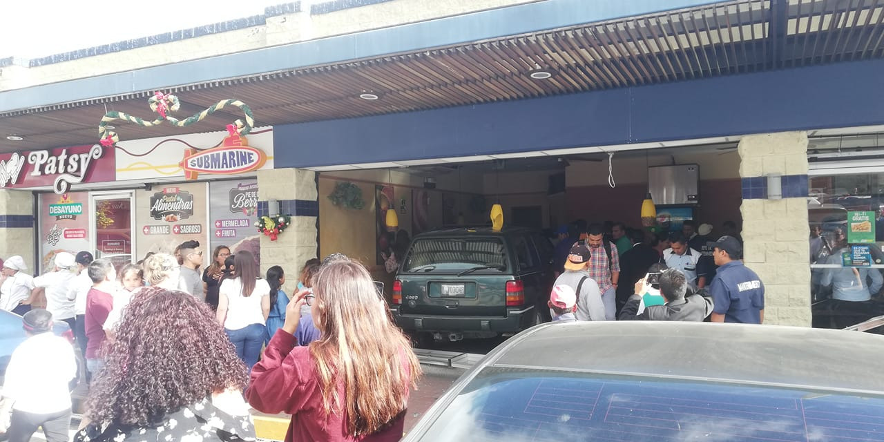 Conductor se empotra en local comercial en San Cristóbal y deja dos heridos