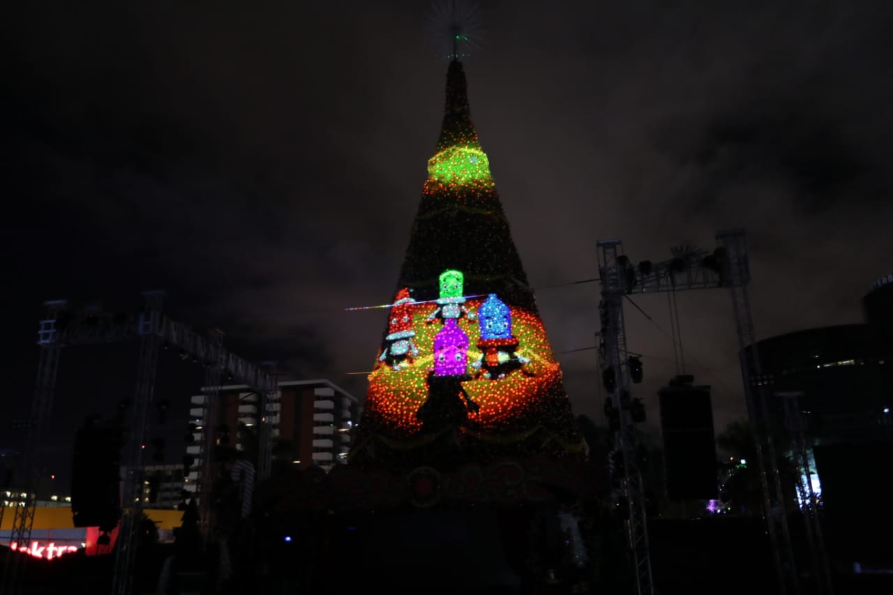 El Árbol Gallo se enciende y deslumbra a miles de guatemaltecos