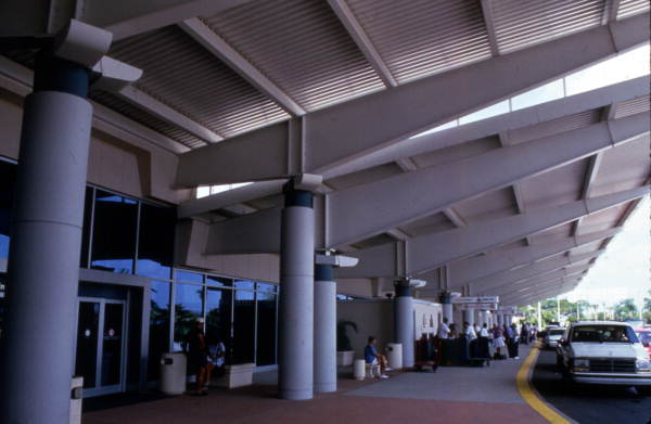 Evacúan el aeropuerto internacional de Daytona Beach por un bote de crema