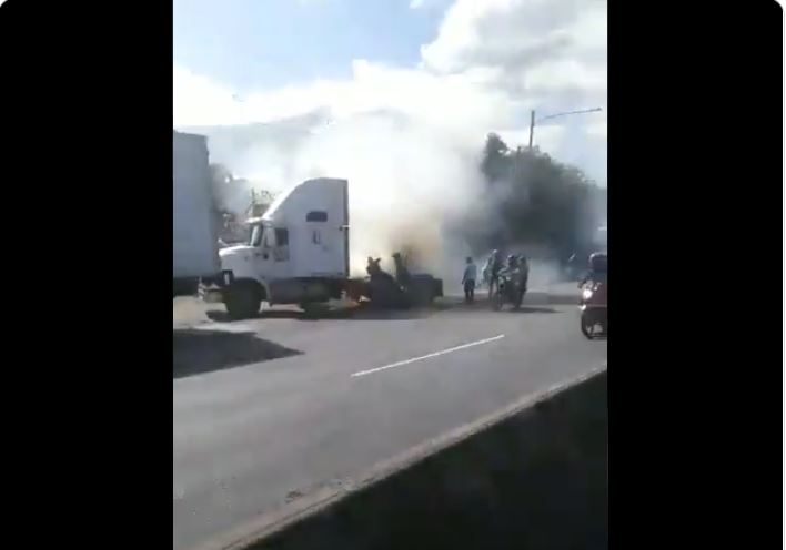 Tráiler prende en llamas en el kilómetro 22 de ruta al Pacífico