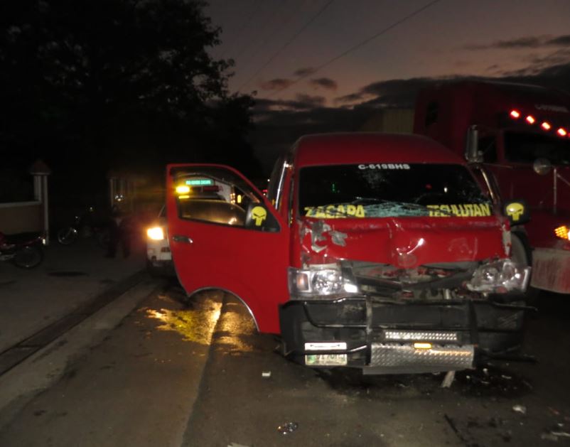 Doce personas resultan heridas en accidente de microbús en Río Hondo