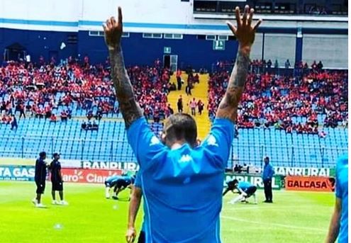 La burla de Stheven Robles contra Municipal un día después del campeonato rojo