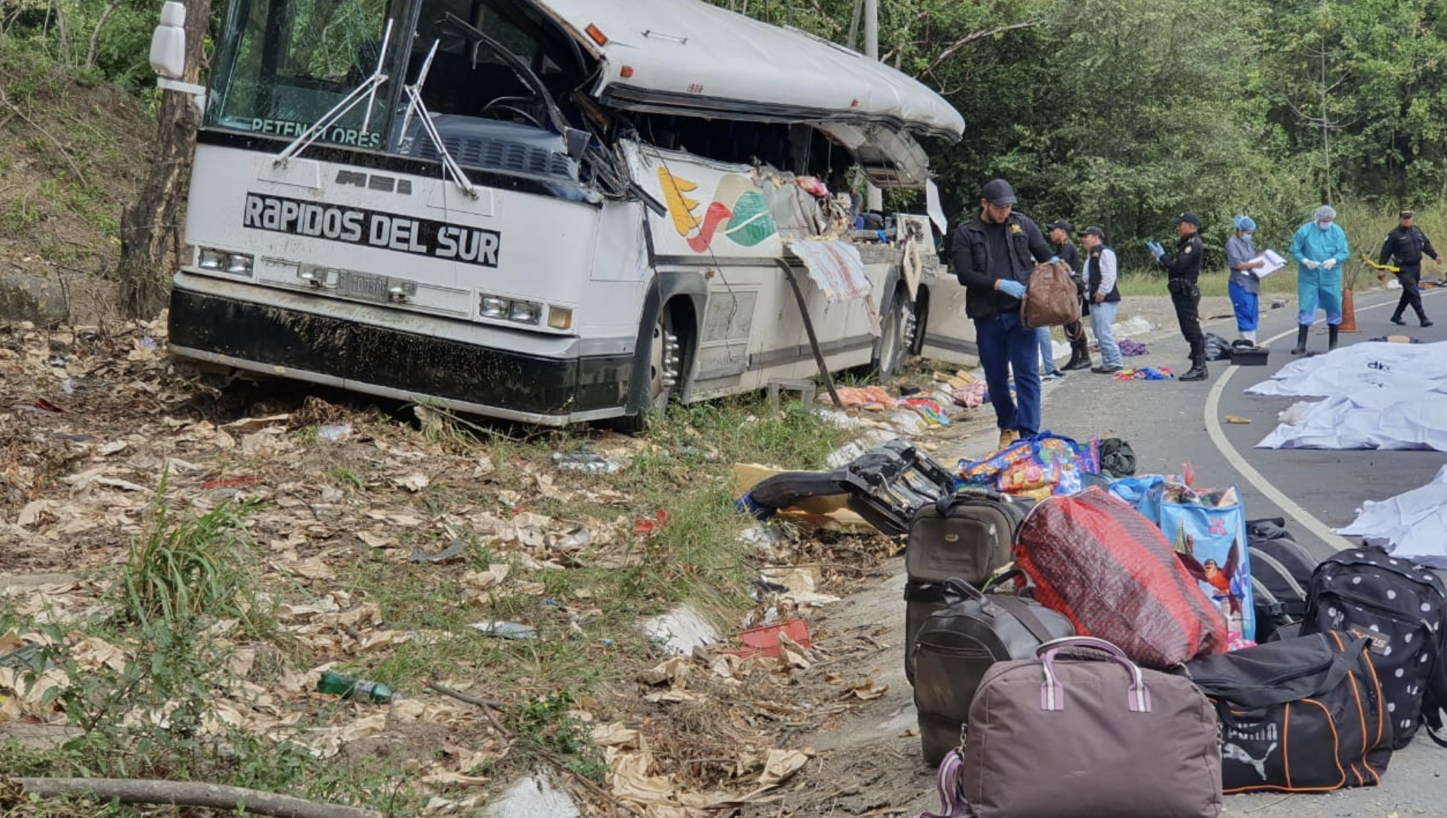 Tragedia en Zacapa | Bus y tráiler chocan y se reportan varios muertos