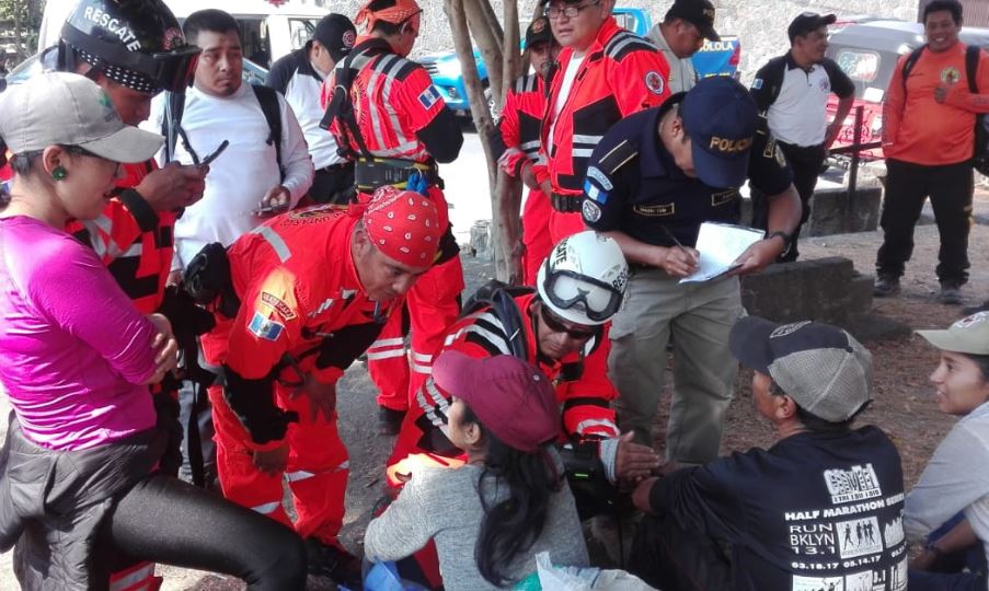 Bomberos localizan a cuatro personas extraviadas entre los volcanes Tolimán y Atitlán