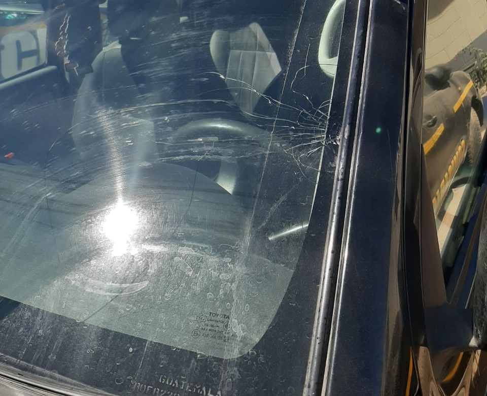 Así quedó la autopatrulla apedreada en Ciudad Quetzal
