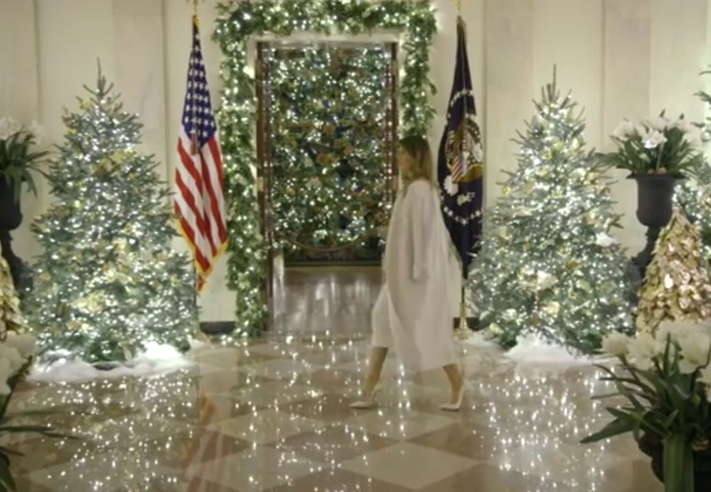 “El espíritu de América”: Melania Trump presenta la decoración navideña de la Casa Blanca