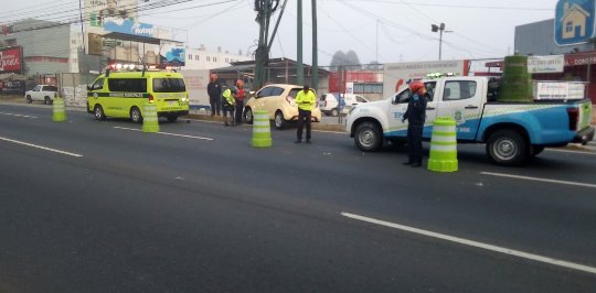 Una persona muere tras empotrarse el vehículo donde iba en calzada Rossevelt