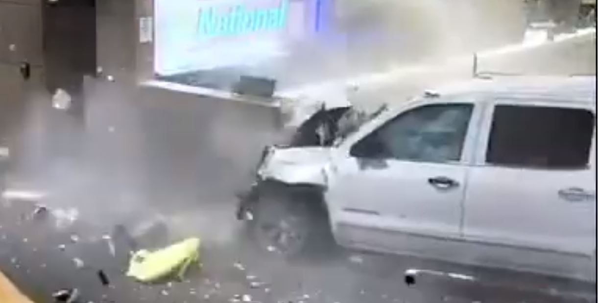 ¡A todo velocidad! Una camioneta choca contra una terminal aérea del aeropuerto de Florida