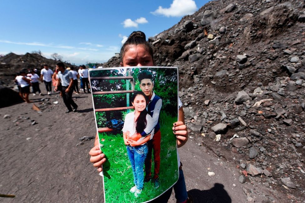 “No es madera, es carne humana”: el trabajo de los primeros voluntarios que recuperaron los cuerpos de los muertos en la tragedia del Volcán de Fuego de Guatemala