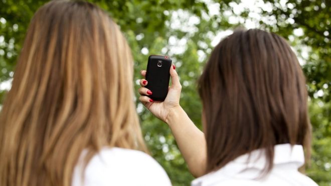 El preocupante número de adolescentes engañadas para tomarse imágenes sexuales que terminan en sitios de pornografía infantil