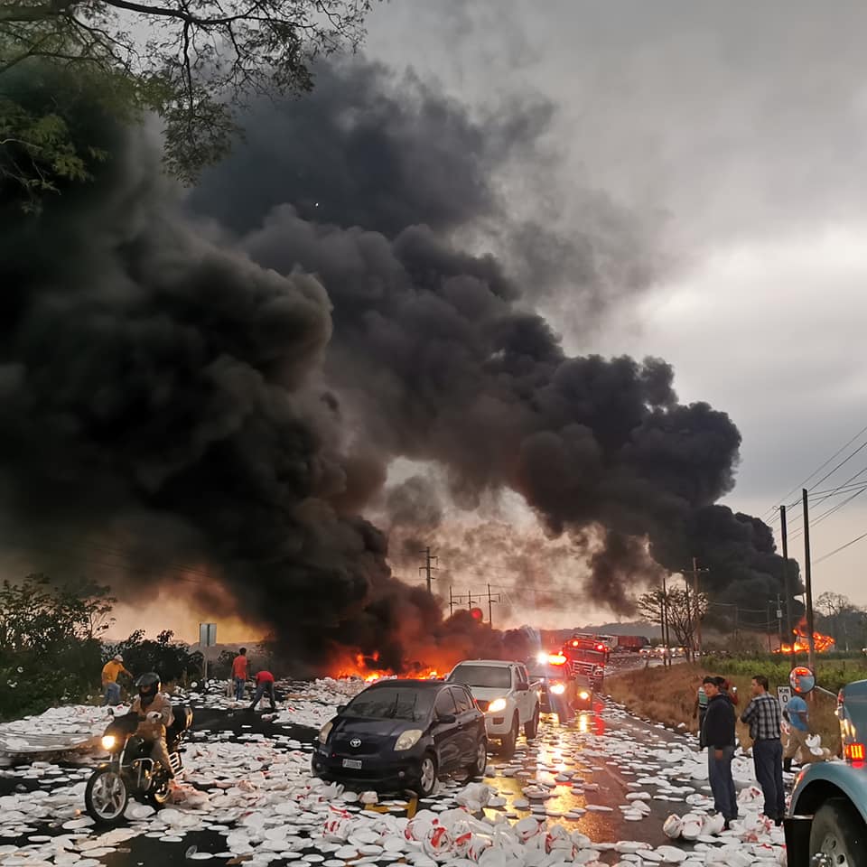 Video: Miles de platos desechables se queman en Escuintla