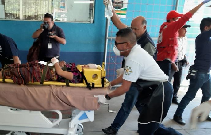 Accidente de picop deja 20 personas heridas en la ruta a Cunén