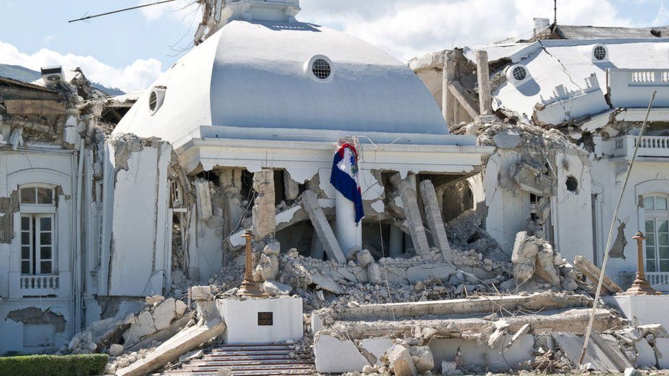 3 imágenes icónicas del terremoto de Haití que en 2010 causó más de 300.000 muertes (y cómo está el país 10 años después)