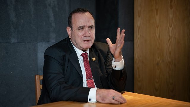 Giammattei juramento sobre Biblia