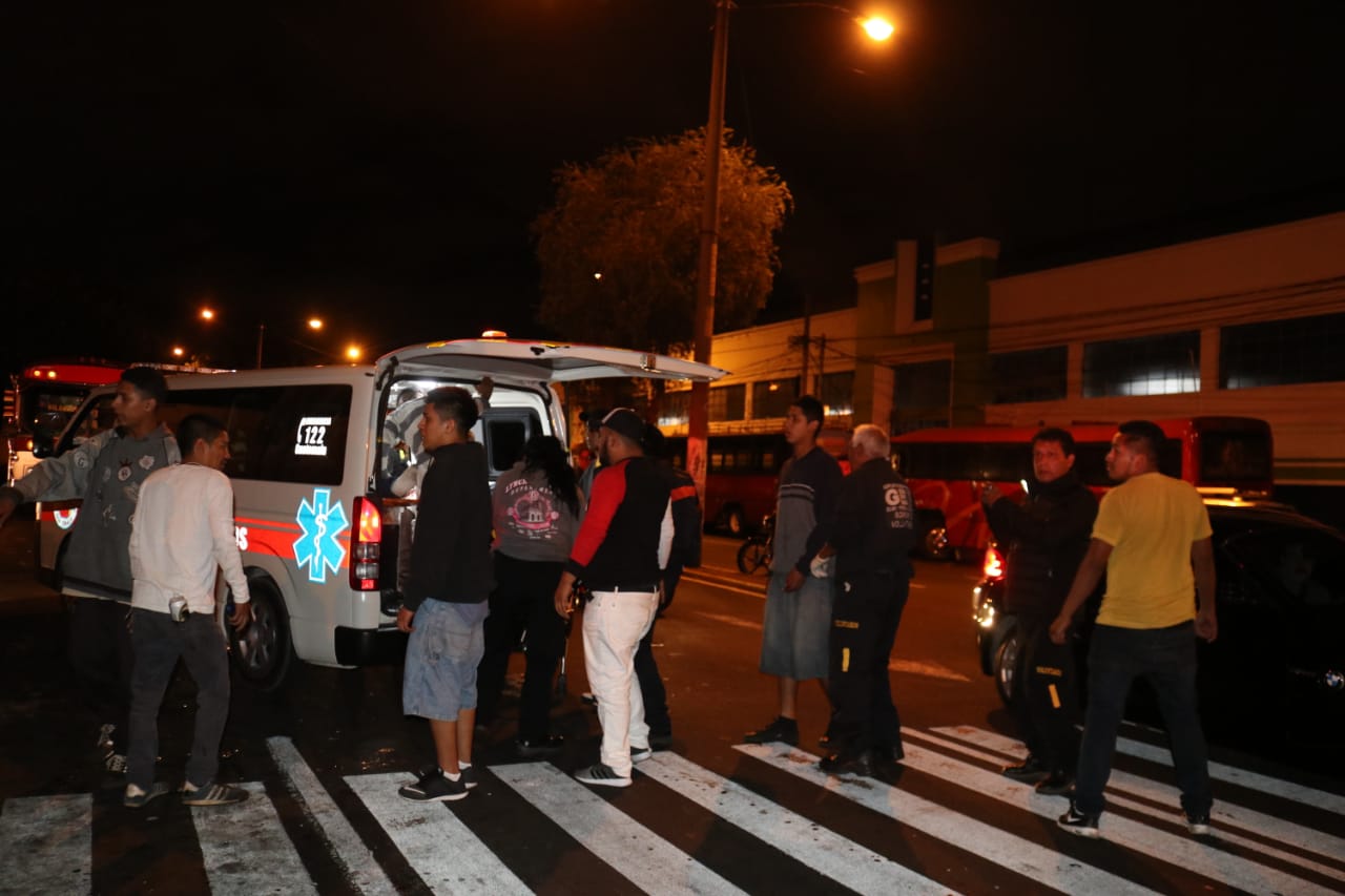 Desconocidos atacan a pilotos que descansaban en avenida Elena