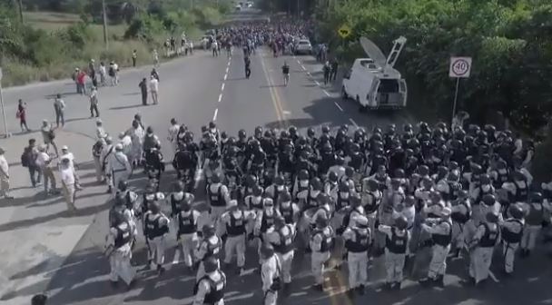 ¡Los regresan a la fuerza! Guardia Nacional contiene el paso de la caravana migrante en Ciudad Hidalgo