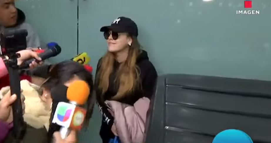 “No me conocían enojada”: Danna Paola alborota a los medios en el aeropuerto