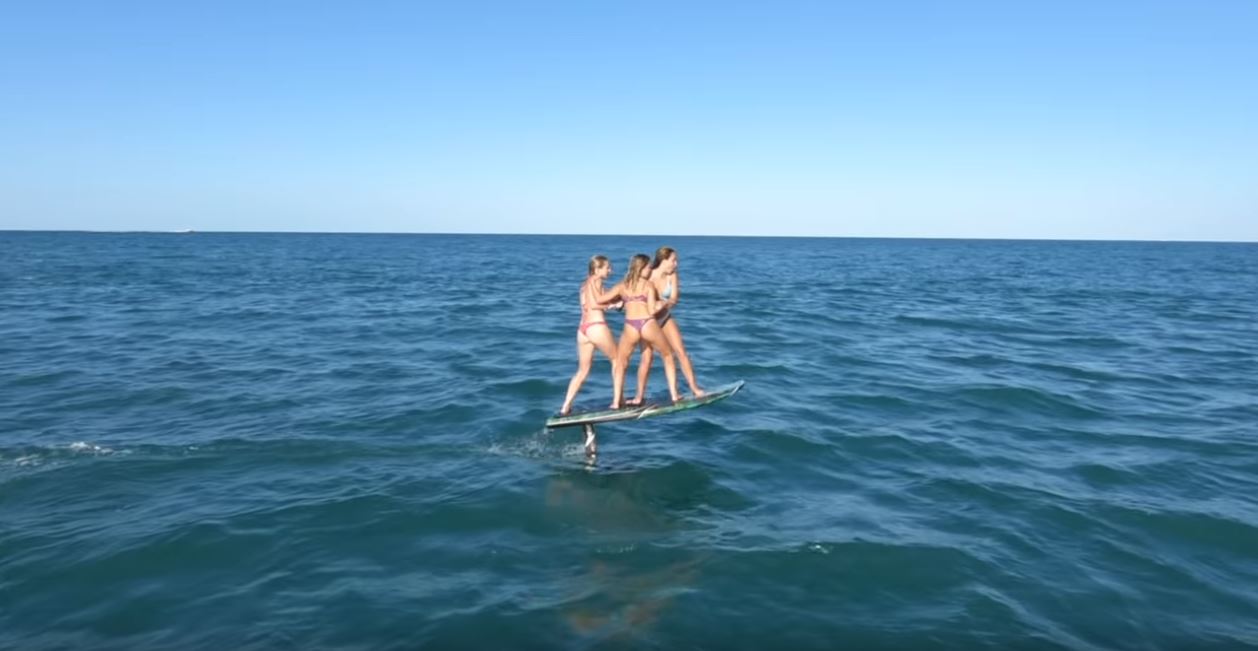 Sorprendente video de tres chicas volando en tabla eléctrica de surf