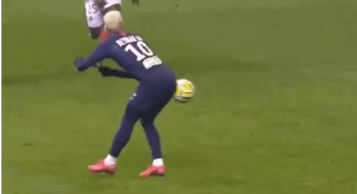 Neymar se vuelve viral en redes sociales con un pase provocador