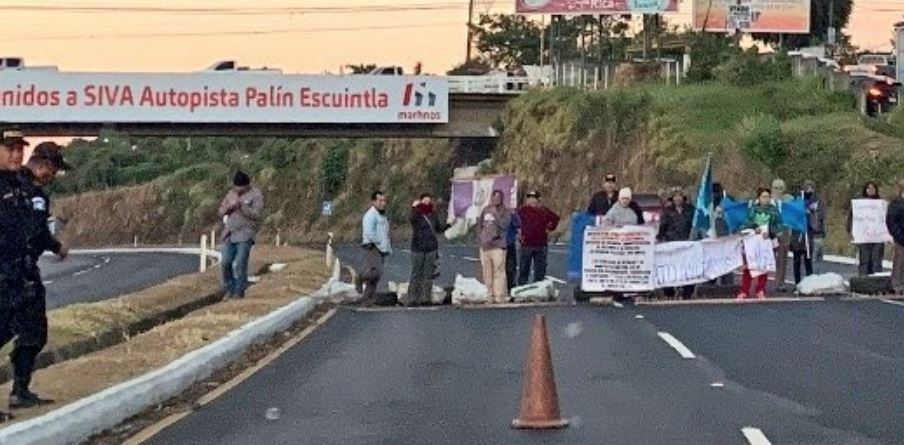 Autopista Palín-Escuintla es bloqueada por pobladores inconformes