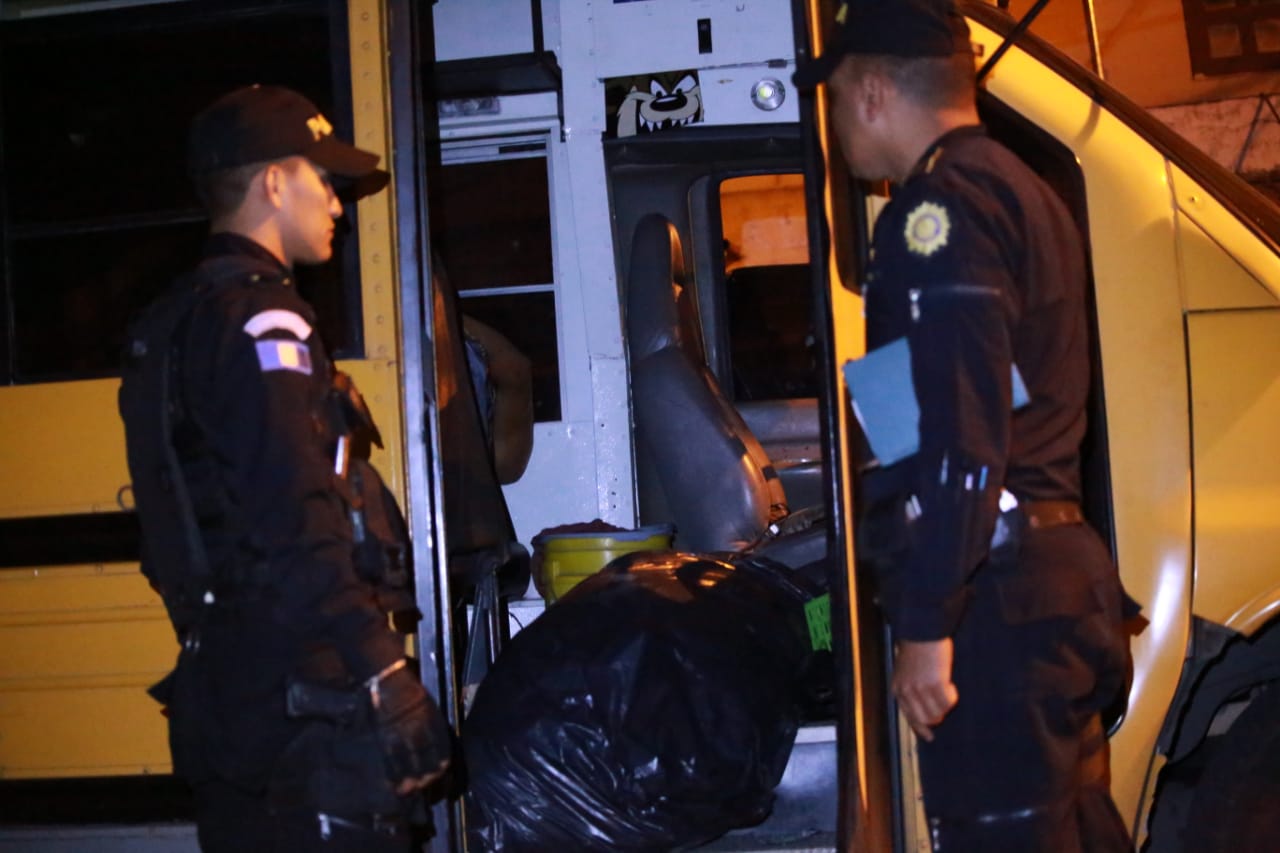Capturan a cuatro personas que llevaban un cadáver en un autobús en San Miguel Petapa