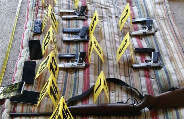 Capturan a salvadoreña y le decomisan armas de fuego y municiones