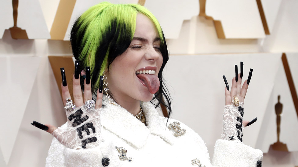 “No time to die” de Billie Eilish: el veredicto de crítico de la BBC sobre la canción de la artista estadounidense para la nueva película de James Bond