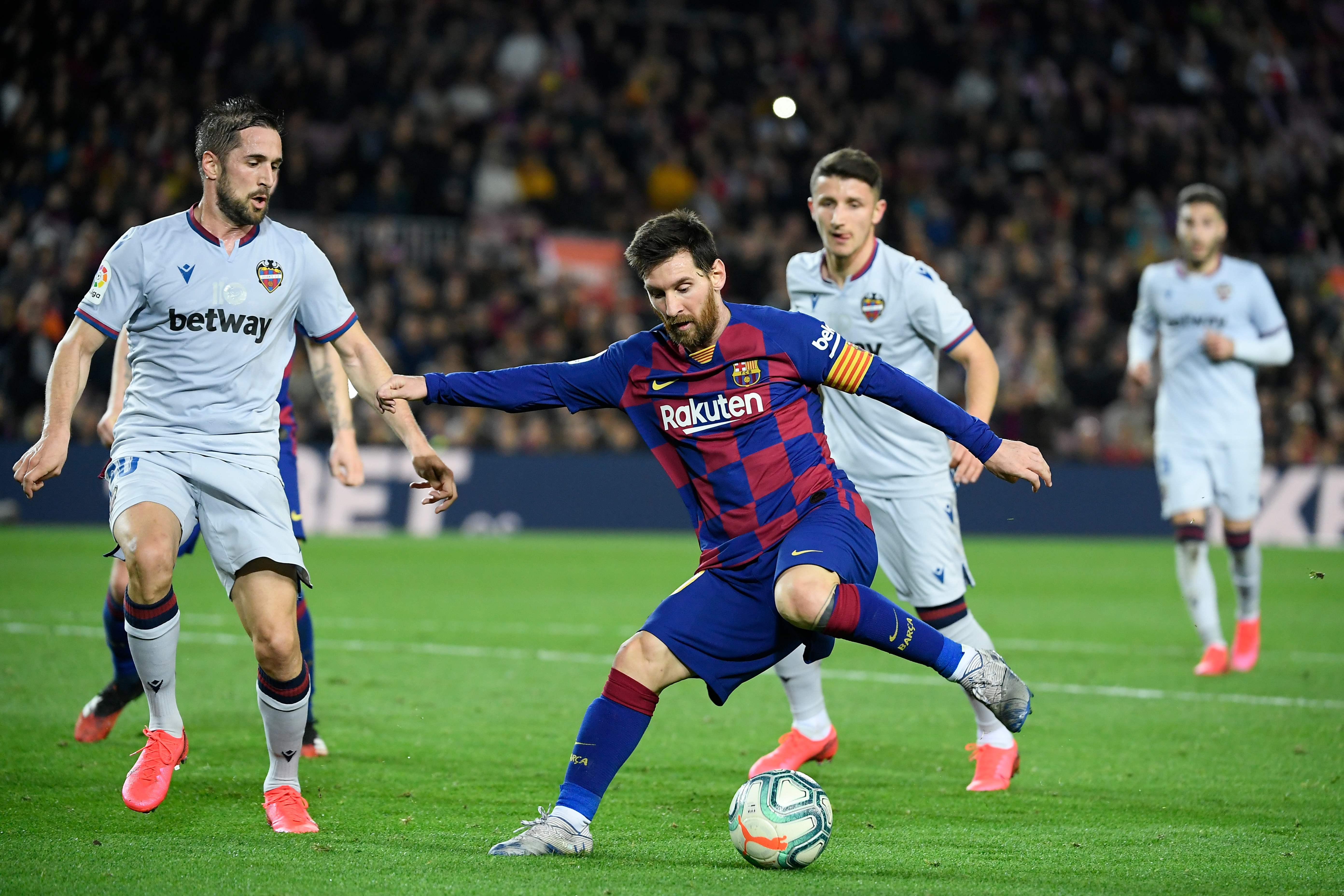 Lionel Messi golea a Cristiano Ronaldo en sueldo mensual