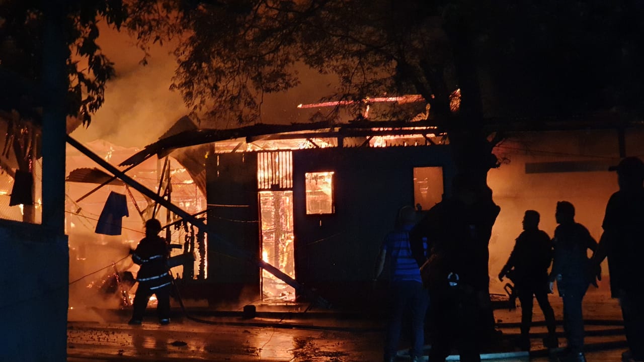 Video: Incendio arrasa antigua pensión en Mazatenango