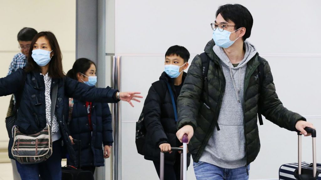 Pasajeros arriban al aeropuerto de Fukuoka, Japón, procedentes de China; usan cubrebocas para protegerse el coronavirus surgido en Wuhan. Foto: Reuters.