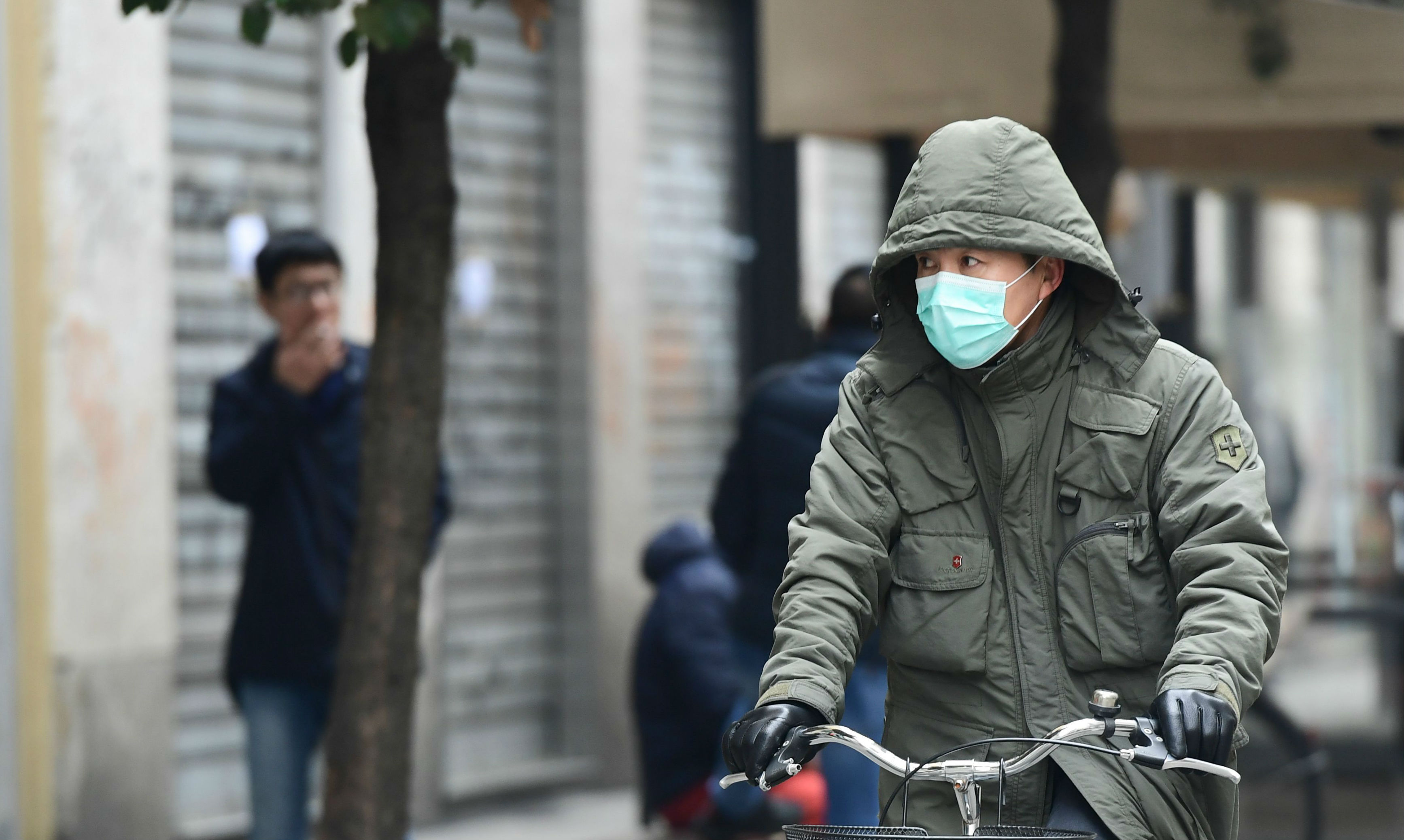 OMS eleva a “muy alto” el riesgo de expansión global del coronavirus