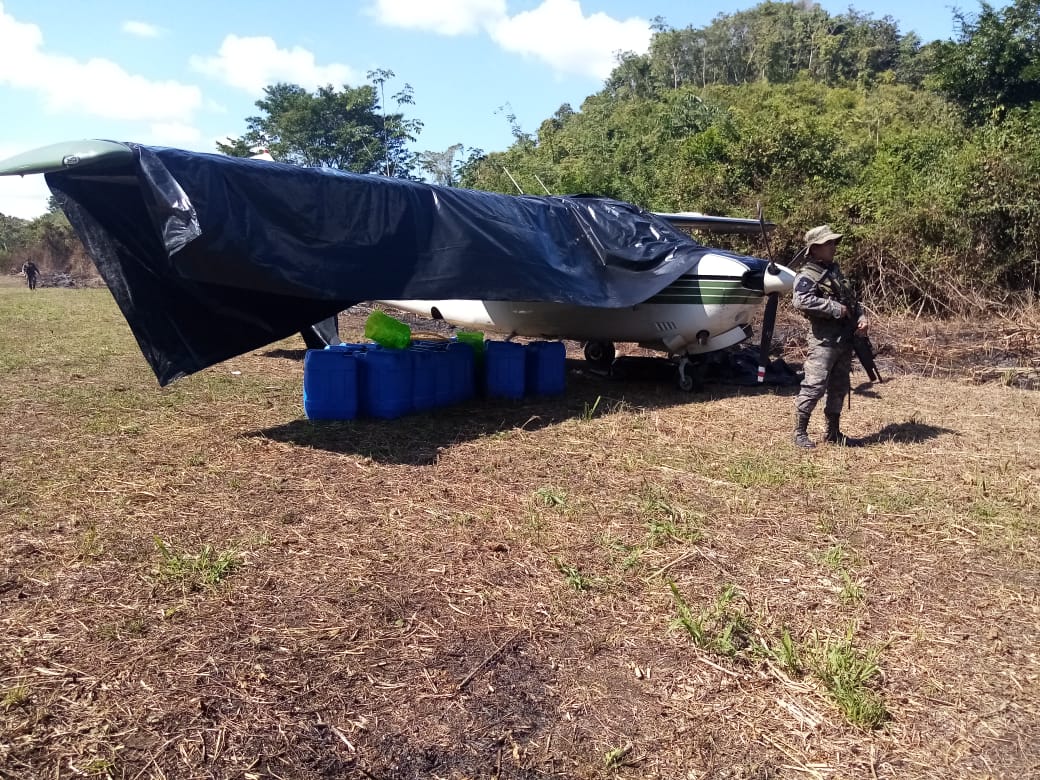 Por no poder trasladarla a otro lugar, PNC quema avioneta que habría sido abandonada