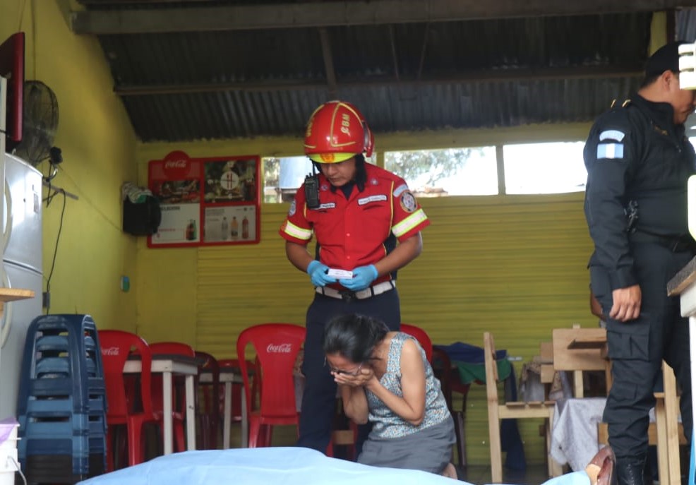 Mujer muere en ataque directo en un comedor cerca de la Usac