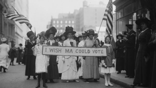  En 1913, las mujeres ya protestaban por el derecho a votar en Estados Unidos. En esa época, eran frecuentes las protestas también para pedir mejores condiciones de trabajo. (Foto Guatevisión: Getty Images)
