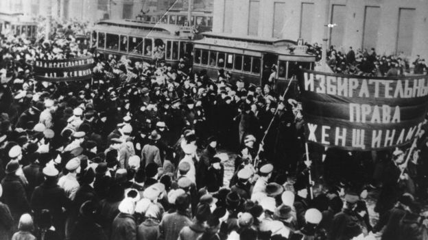  En 1917 en Rusia, miles de mujeres se lanzaron a las calles contra la guerra, una protesta que desembocó en la revolución y marcó la fecha del Día Internacional de la Mujer. (Foto Guatevisión: Getty Images)