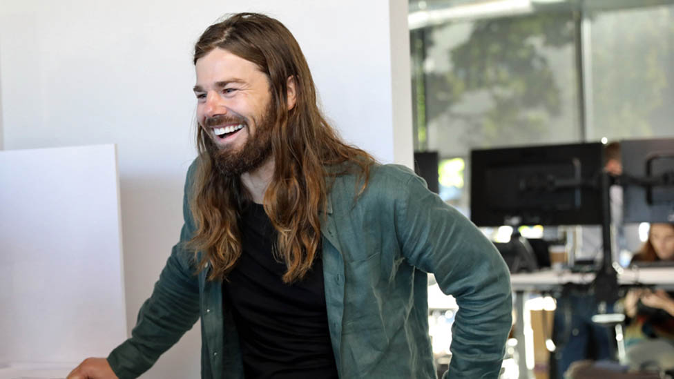 Dan Price: “Por qué me bajé el sueldo en US$1 millón” (y les subí el salario a todos mis empleados)