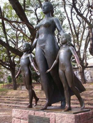  Monumento a Enriqueta Compte y Riqué en un parque de Montevideo. (Foto Guatevisión: Elizabeth Ivaldi)