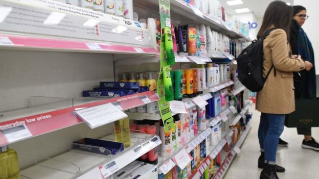  La demanda por los geles desinfectantes se ha disparado en todo el mundo y en países como Reino Unido algunas farmacias anunciaron que están racionando las ventas de estos productos. (Foto Guatevisión: Getty Images)