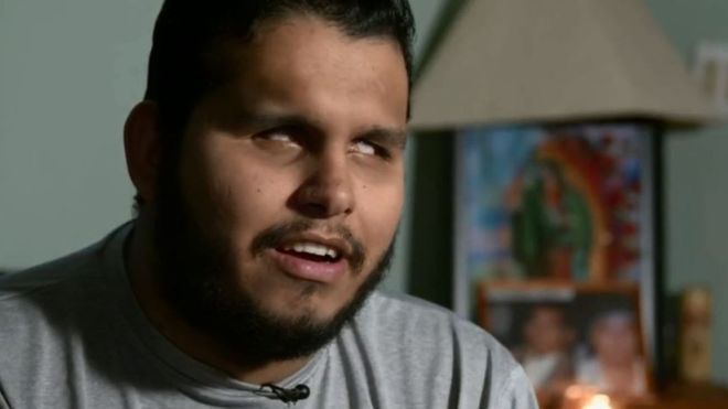Lucio Delgado nació ciego y se mueve con la ayuda de un bastón. (Foto Guatevisión: CBS)