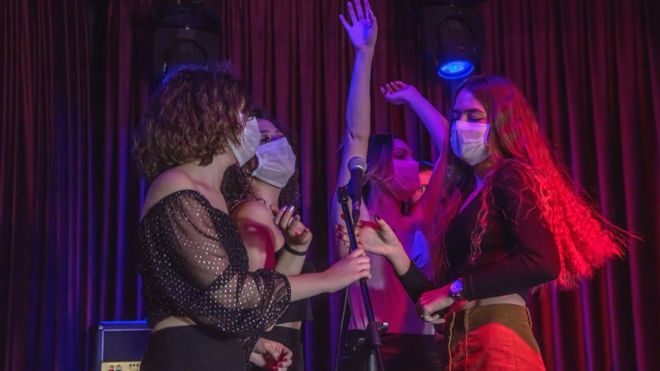 Desde la cumbia hasta el trap, varios ritmos han incursionado aprovechando la epidemia del coronavirus. (Foto Guatevisión: Getty Images)