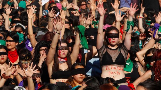 Tras el estallido social en Chile, en octubre de 2019, miles de mujeres salieron a las calles a reclamar por sus derechos. "Un violador en tu camino", del colectivo Las Tesis, se convirtió luego en un himno feminista mundial. (Foto Guatevisión: Getty Images)