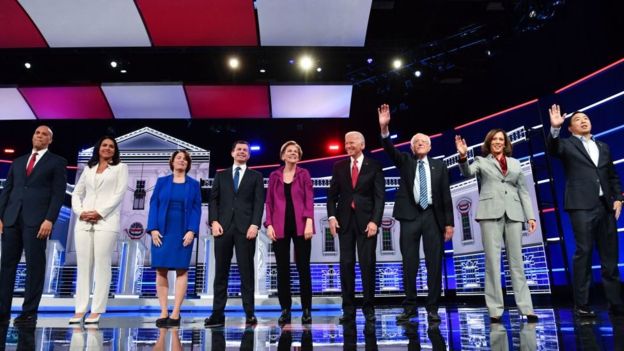  Amy Klobuchar (tercera desde la izquierda) y Kamala Harris (segunda desde la derecha) eran otras candidatas serias que abandonaron la carrera. (Foto Guatevisión: Getty Images)