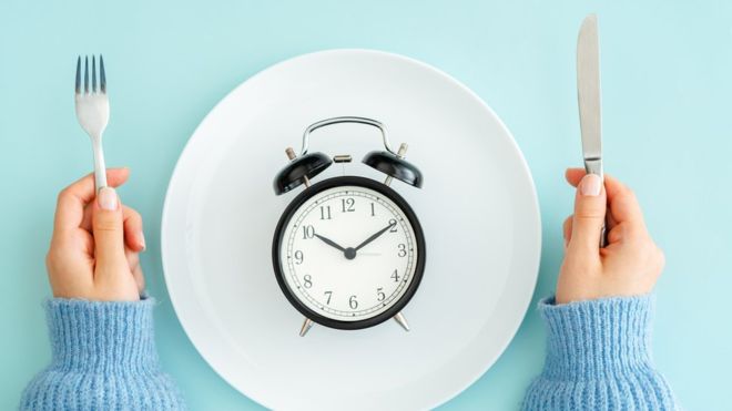 Coronavirus: Qué es el jet lag alimentario y cómo nos puede hacer engordar durante el aislamiento por el covid-19
