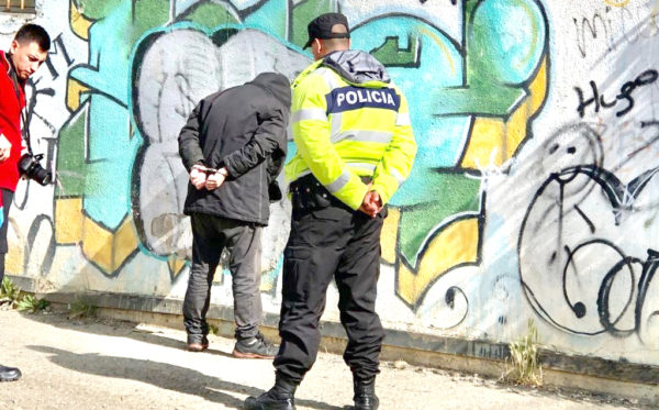 “Harto del 8M”, un hombre golpeó, secuestró y dejó abandonadas a dos mujeres antes de huir