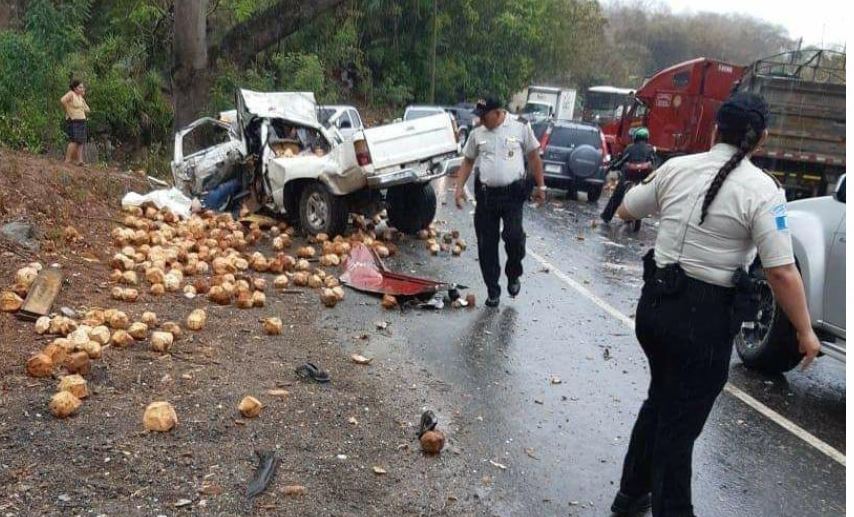 Tres personas pierden la vida en choque entre picop y tráiler en la ruta al Atlántico