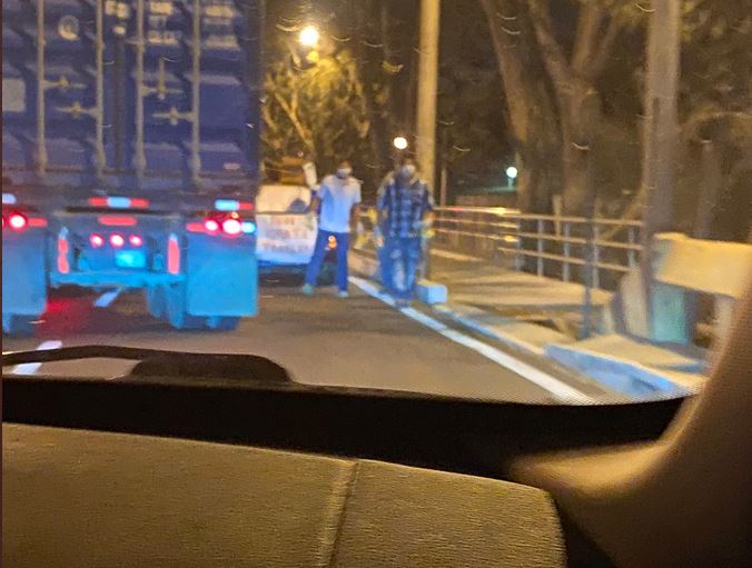 Traileros que siguen trabajando pese al coronavirus recibieron una bonita sorpresa en carretera