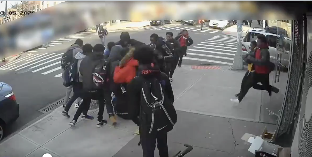 VIDEO: Veintena de adolescentes roban y golpean a una mujer