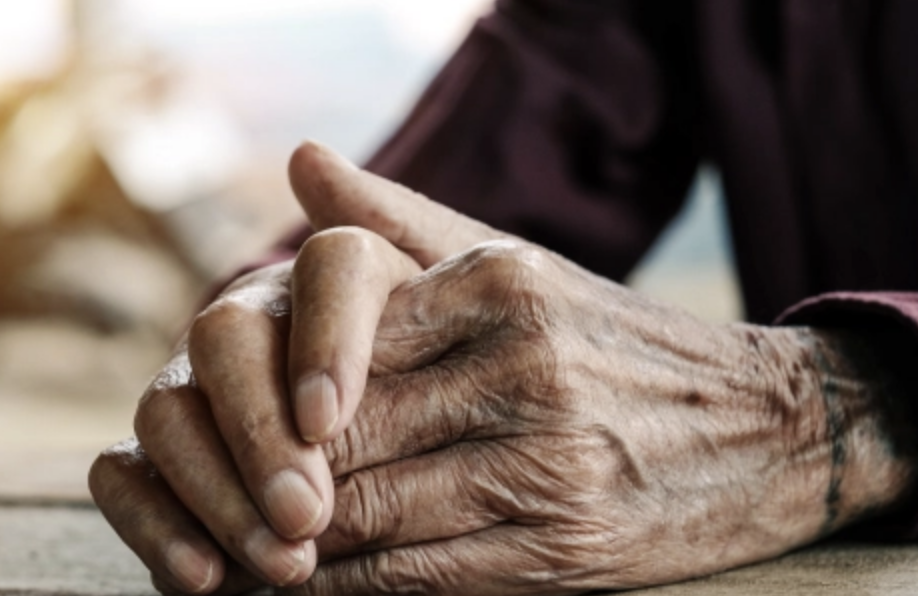 Adultos mayores son más vulnerables a covid-19